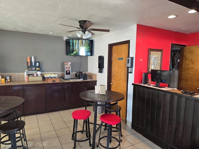 Dining, Eagle Nest Inn & Apartments, Colfax