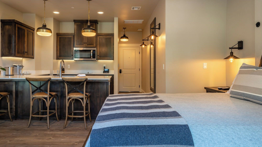 Interior 5, Paso Park Suites by Avantstay 2 Private Balconies + Town Square Views Downtown Paso Robles, San Luis Obispo