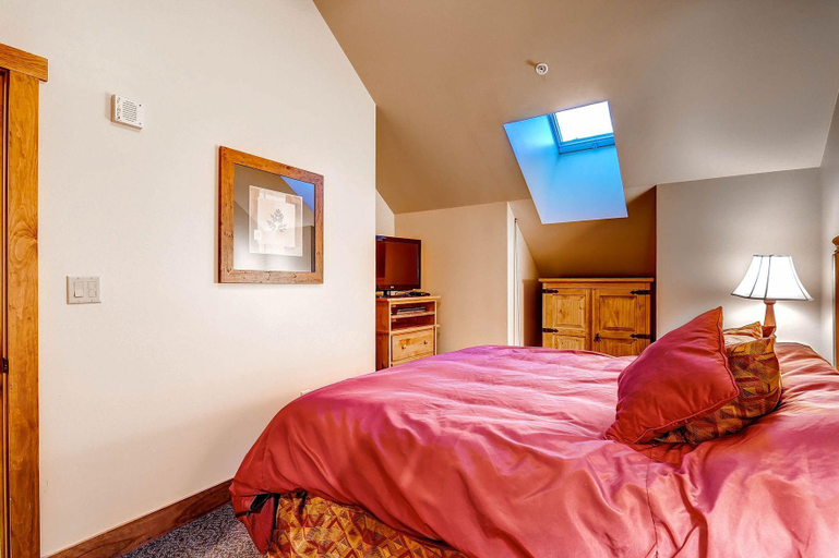 Bedroom 3, Red Hawk 2291, Summit