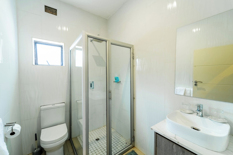 Bathroom 5, Cosmo Guest House, Hwange