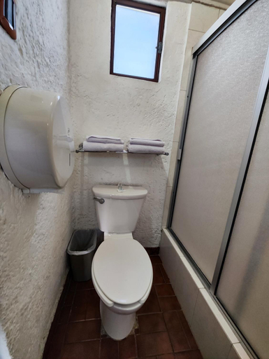 Bathroom 4, State Inn, Chihuahua