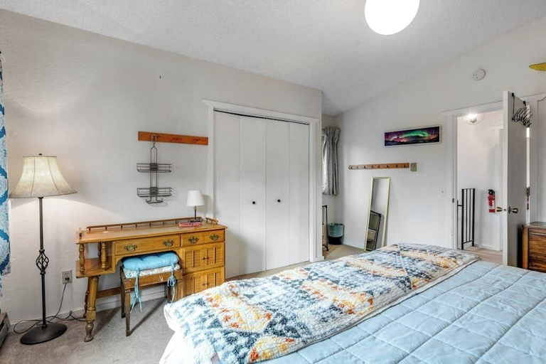 Interior 3, Slopeside Girdwood Condo With Mountain Views and a Fireplace, Anchorage