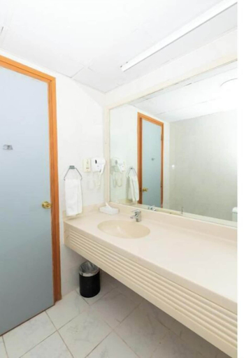 Bathroom 5, Sun & Sands Sea View Hotel, Dubai