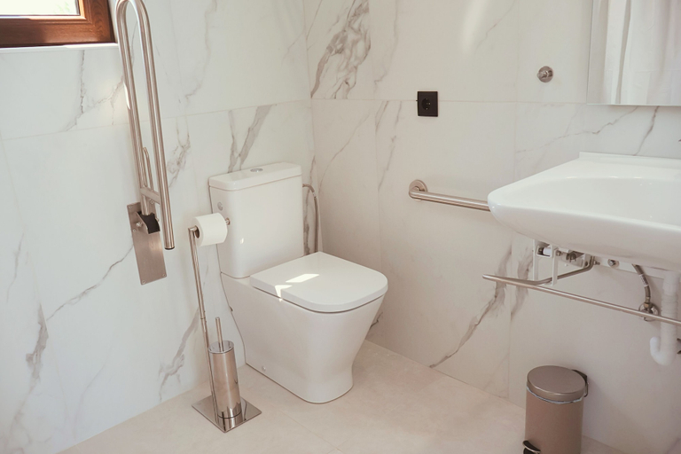 Bathroom 2, Luxury Cubelles Aparthotel, Barcelona