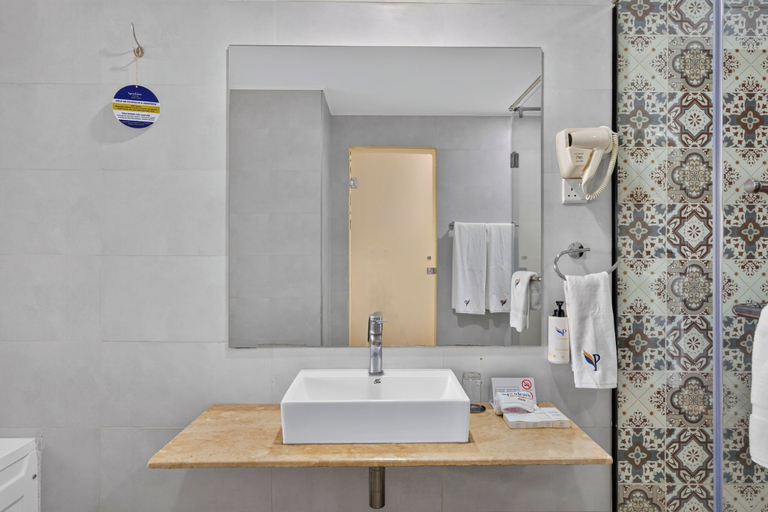 Bathroom 3, PrideInn Plaza Nairobi Airport, Mavoko