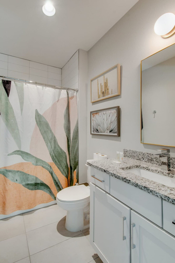 Room 2, East Nash Lux - 13 Beds City Views, Davidson