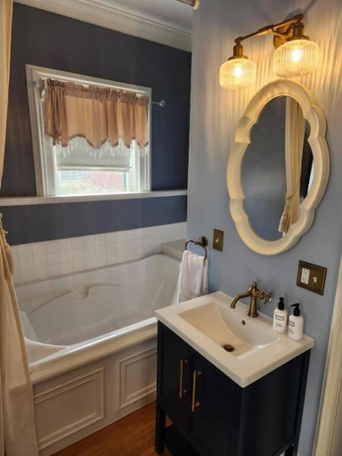 Bathroom 2, The Goose Crown Inn of Stoughton, Dane