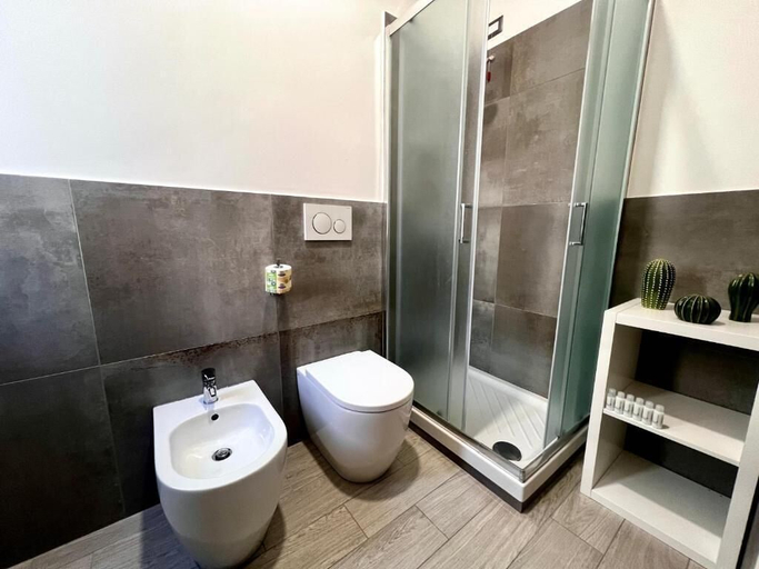 Bathroom 5, Costabella Guest House, Rome