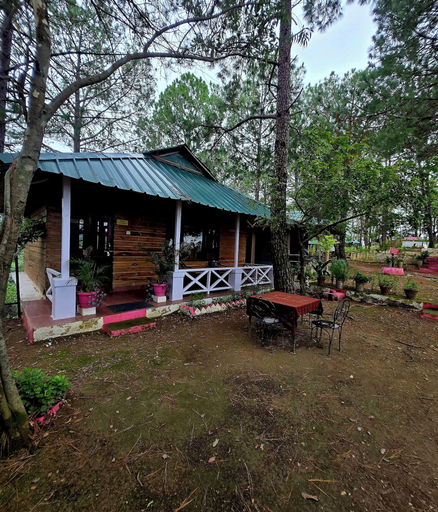 Outdoor dining, Pine Wood Nirvana Jungle Resorts, Shimla
