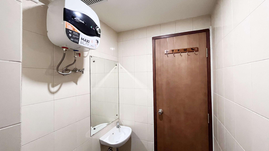 Bathroom 3, Best Price 2BR Vida View Makassar By Travelio, Makassar