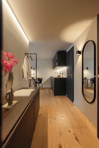 Wardrobe 4, Conlon House Central, München