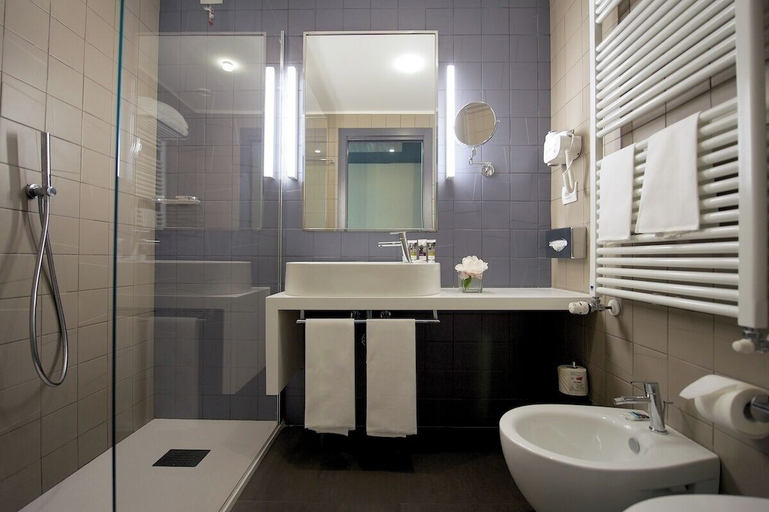 Bathroom 5, Mercure Florence Center, Florence