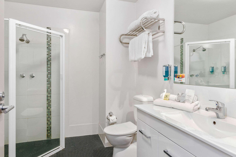 Bathroom 5, Quality Hotel Dickson, Canberra