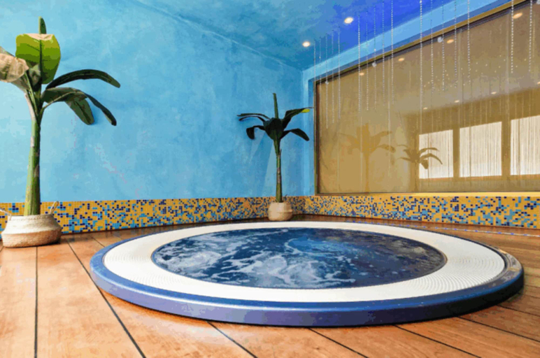 Interior 2, Beachfront Apartment With Terrace and Shared Pool, Venezia