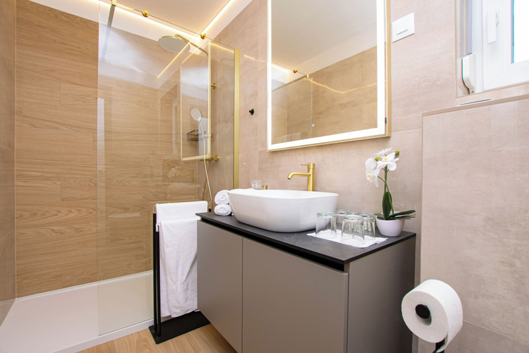 Bathroom 4, House Nadalina, Nin