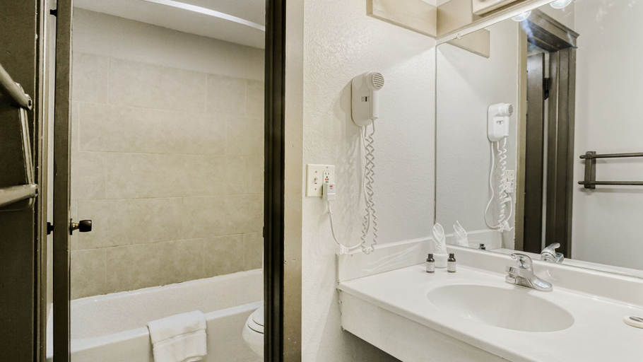 Bathroom 4, Georgetown Lodge, Clear Creek
