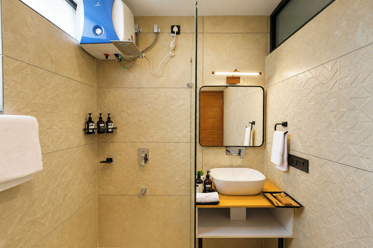 Bathroom 4, ELIVAAS Kosh Oakmere 5BHK Villa w Pool, Solan