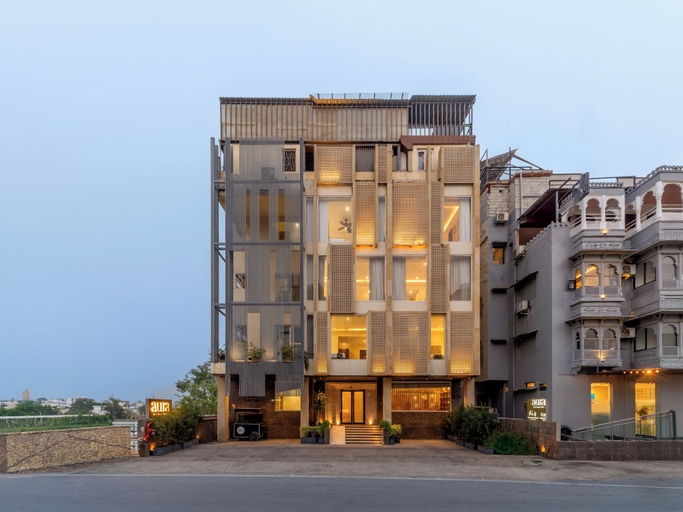 Exterior & Views