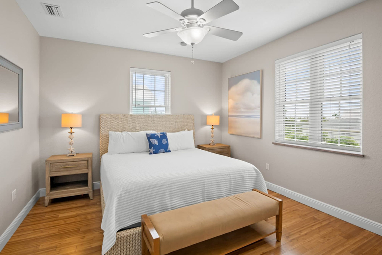 Room 2, Holmes Beach - Pool - Minutes to Beach - Sleeps 8, Manatee