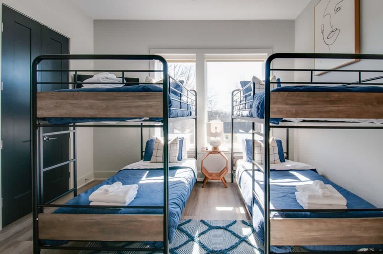 Room 3, East Nash Lux - 13 Beds City Views, Davidson