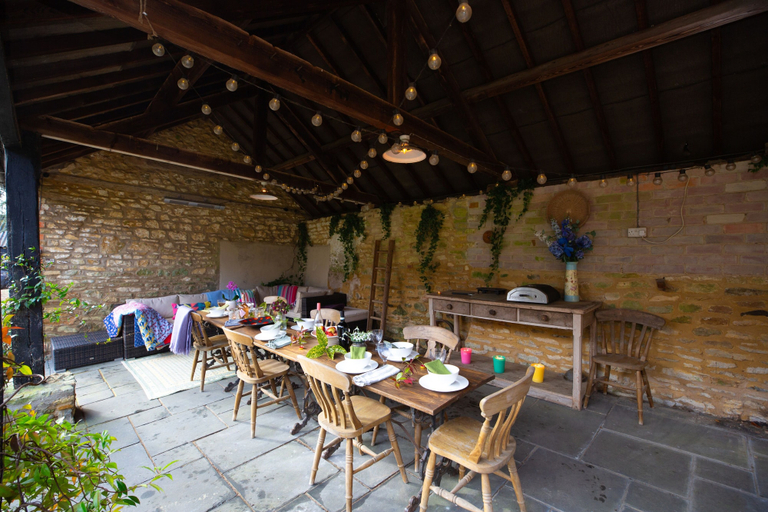 Outdoor dining 4, 17th Century Farmhouse - Near Silverstone Circuit, Northamptonshire