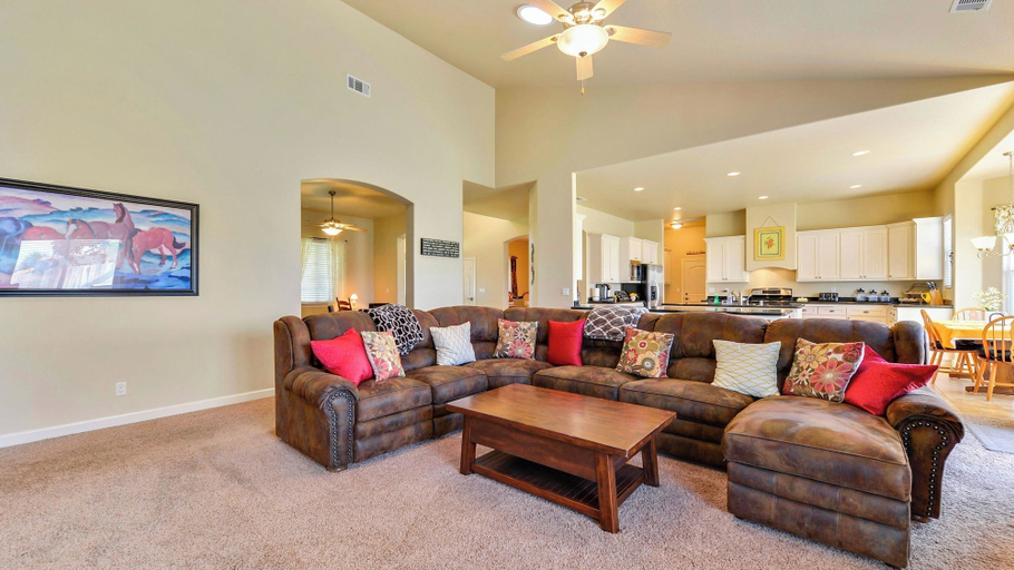 Interior 3, Peace of Mind by Avantstay Fenced BBQ Yard + Game Table Paso Robles, San Luis Obispo