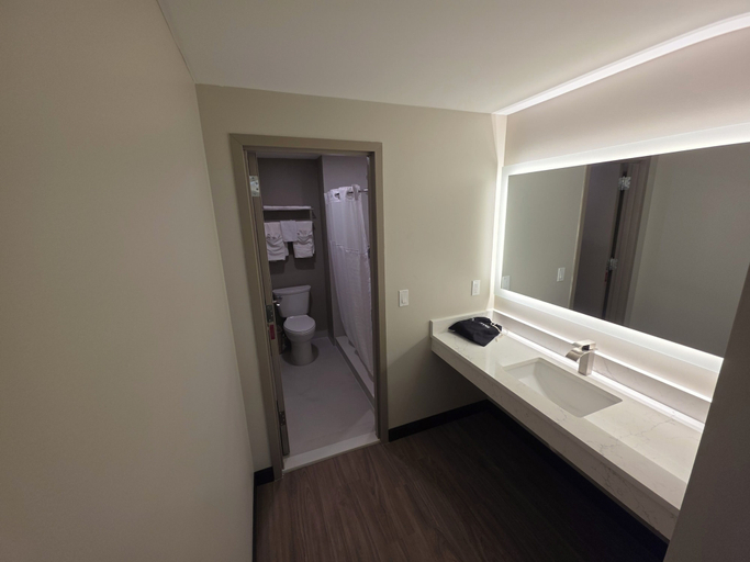 Bathroom 4, Red Roof Inn Sutton, Worcester