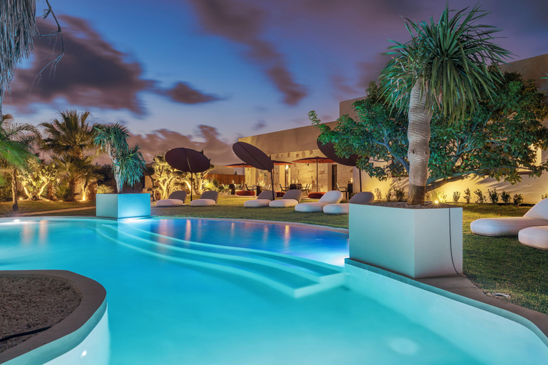 Pool 4, Zurafa Resort, Syracuse