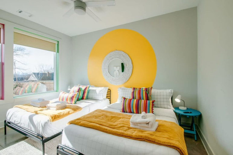 Room 5, East Nash Lux - 13 Beds City Views, Davidson