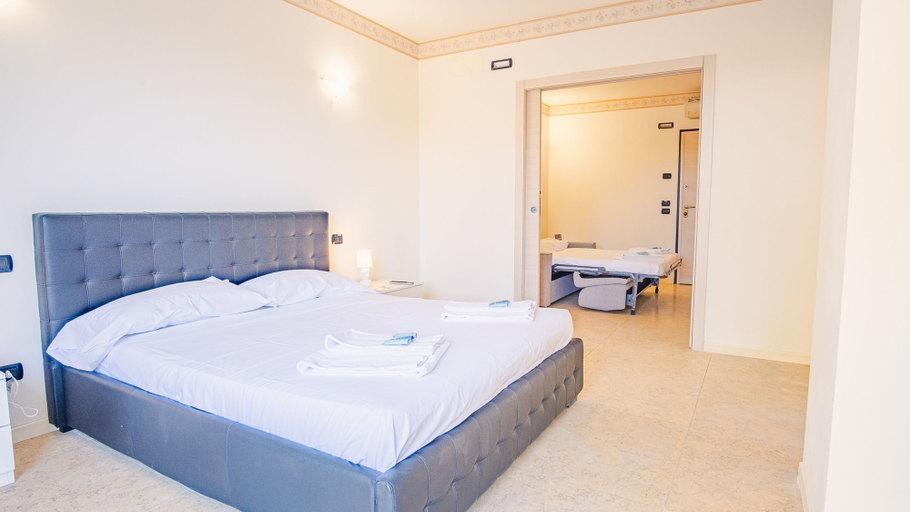 Bedroom 5, 14 Relais du Lac Charme - Italian Homing, Brescia