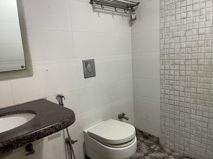 Bathroom 2, The Mohan By LIVIQ Delhi Railway Station, Delhi