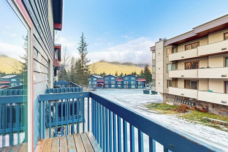Interior 2, Multi-level Slopeside Townhome w/ Wood Fireplace, Anchorage