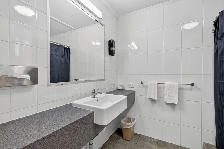 Bathroom 2, Black Nugget Hotel, Belyando