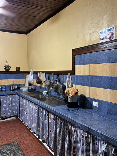 Food & Drinks 5, Charly's Place, Alajuela