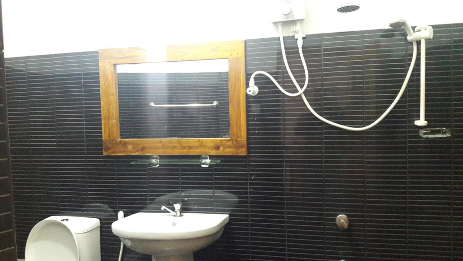 Bathroom 2, River Inn Safari Cottage, Embilipitiya