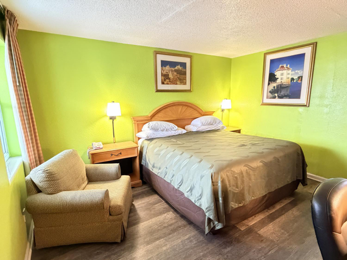 Bedroom 3, Highway Inn, Edgar