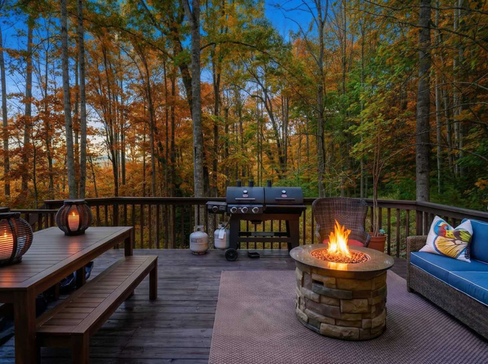 Room 5, Mountain Views Hot Tub Firepit Game Room, Buncombe