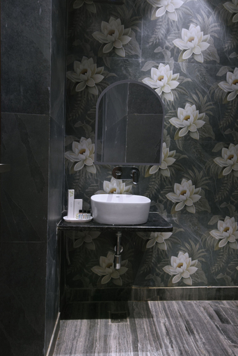 Bathroom 2, Hotel Namaskar, Delhi