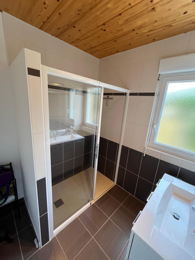 Bathroom 3, Ty Koad, Côtes-d'Armor