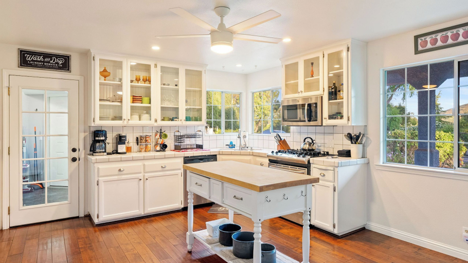 Interior 5, Summer Place by Avantstay Waterfall Spa + Backyard Atascadero Wine Country, San Luis Obispo