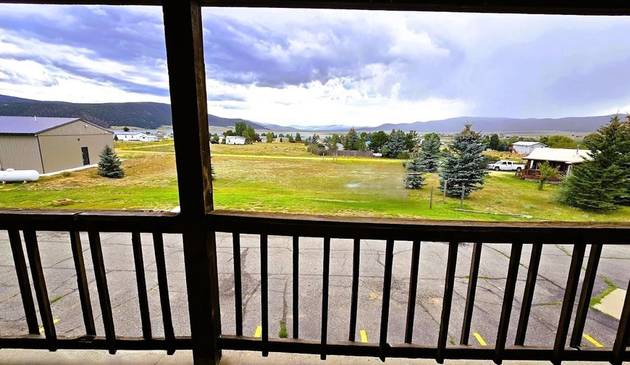 Property grounds 2, Eagle Nest Inn & Apartments, Colfax