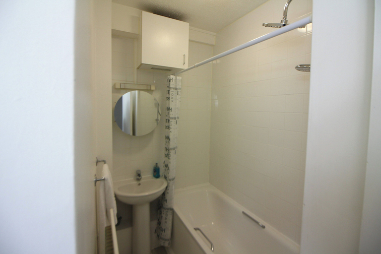 Bathroom 5, Apartment Sleeps 2 - City Centre & Wifi, London