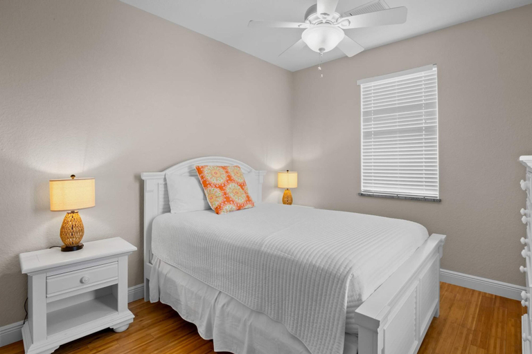 Room 3, Holmes Beach - Pool - Minutes to Beach - Sleeps 8, Manatee