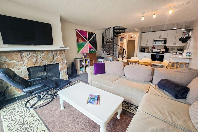 Interior 5, Slopeside Girdwood Condo With Mountain Views and a Fireplace, Anchorage