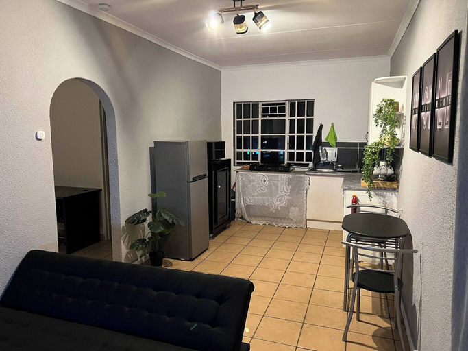Living area 5, Stylish 1-bed Cottage,garden, Pool &secure Parking, Ekurhuleni