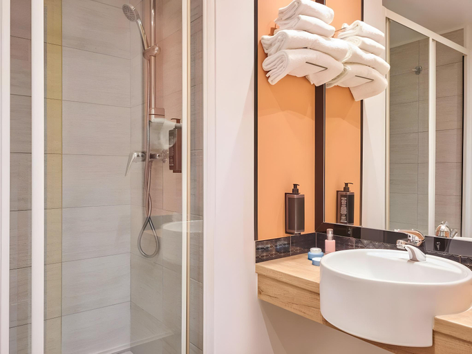 Bathroom 3, Paris Gennevilliers, Hauts-de-Seine