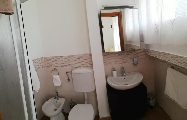 Bathroom 4, B&B DALLA ZIA, Bari