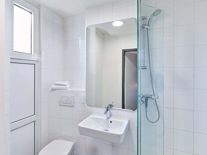Bathroom 5, B&B Hotel Bonn-City, Bonn