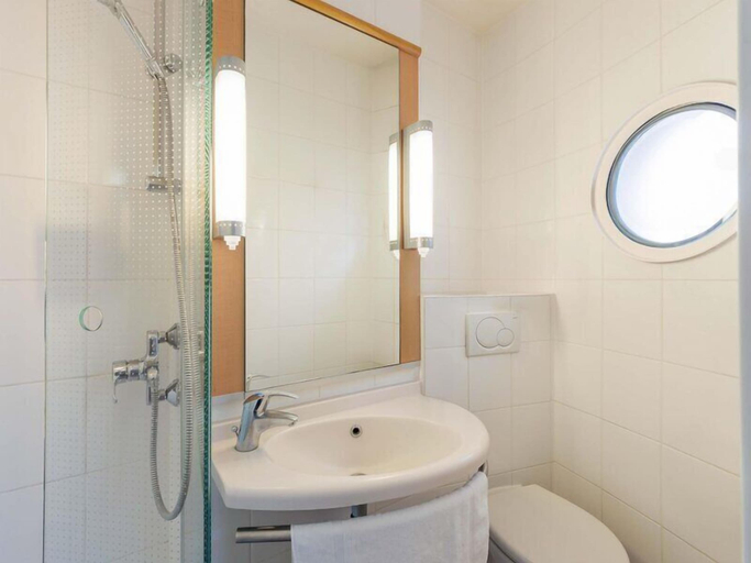 Bathroom 5, B&B HOTEL Essen-Hbf, Essen