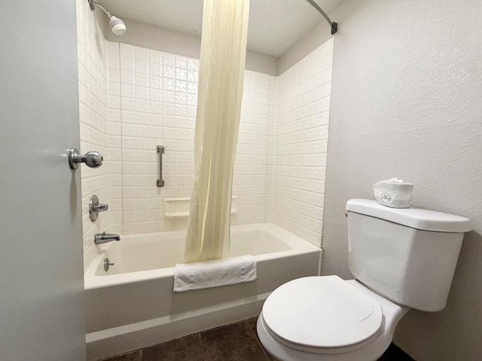 Bathroom 5, Americas Best Value Inn St. Ignace, Mackinac